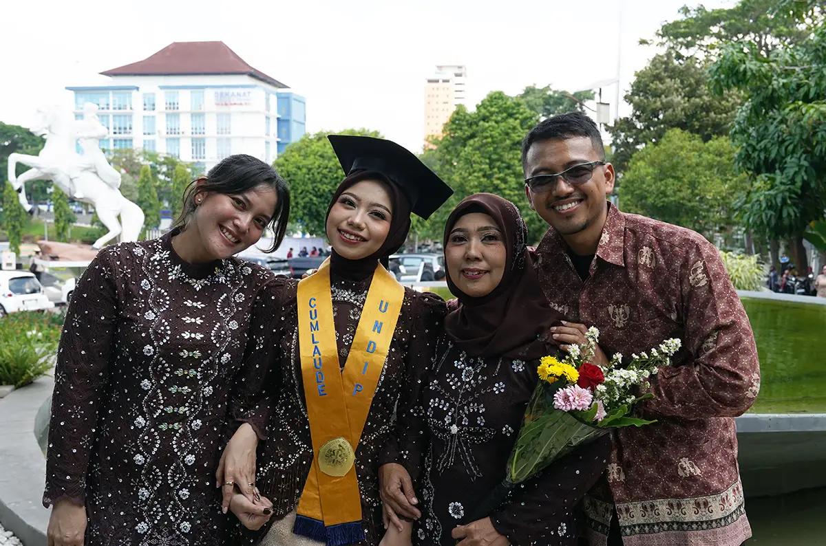 Marsya Wijayanti, Anak Penjual Kue Tenongan di Semarang, Lulus Sarjana dari Universitas Diponegoro