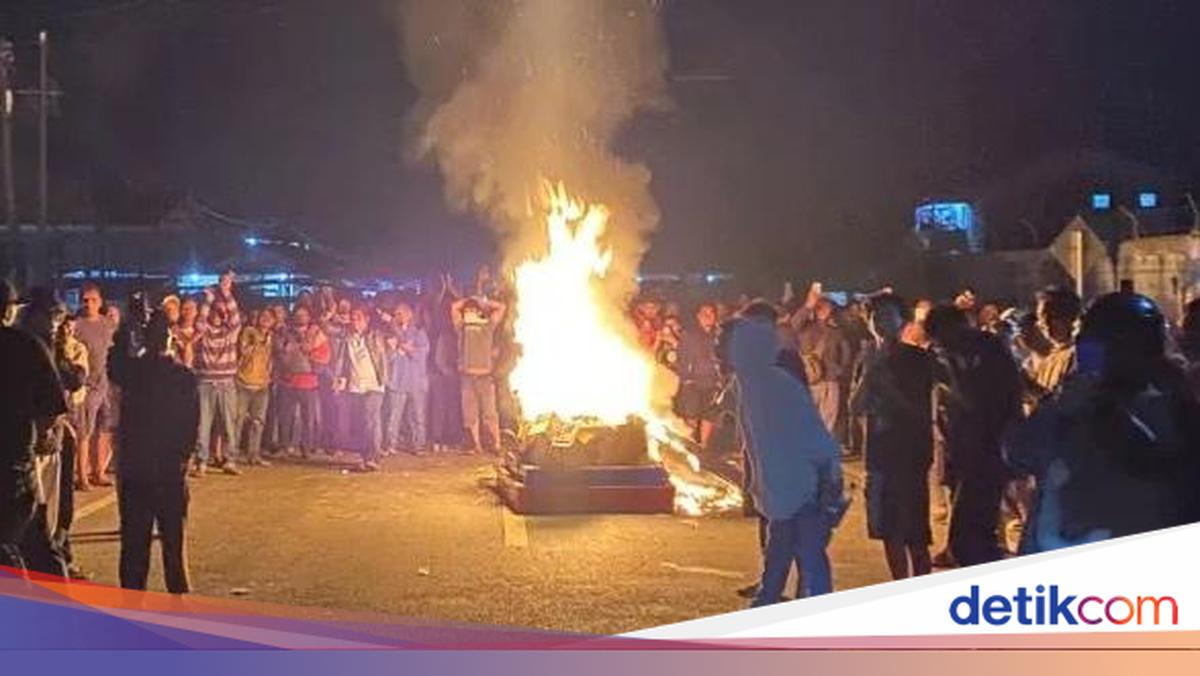 Warga Karo Dobrak Rumah dan Bakar Mesin Judi Tembak Ikan di Jalan, Polisi Turun Tangan