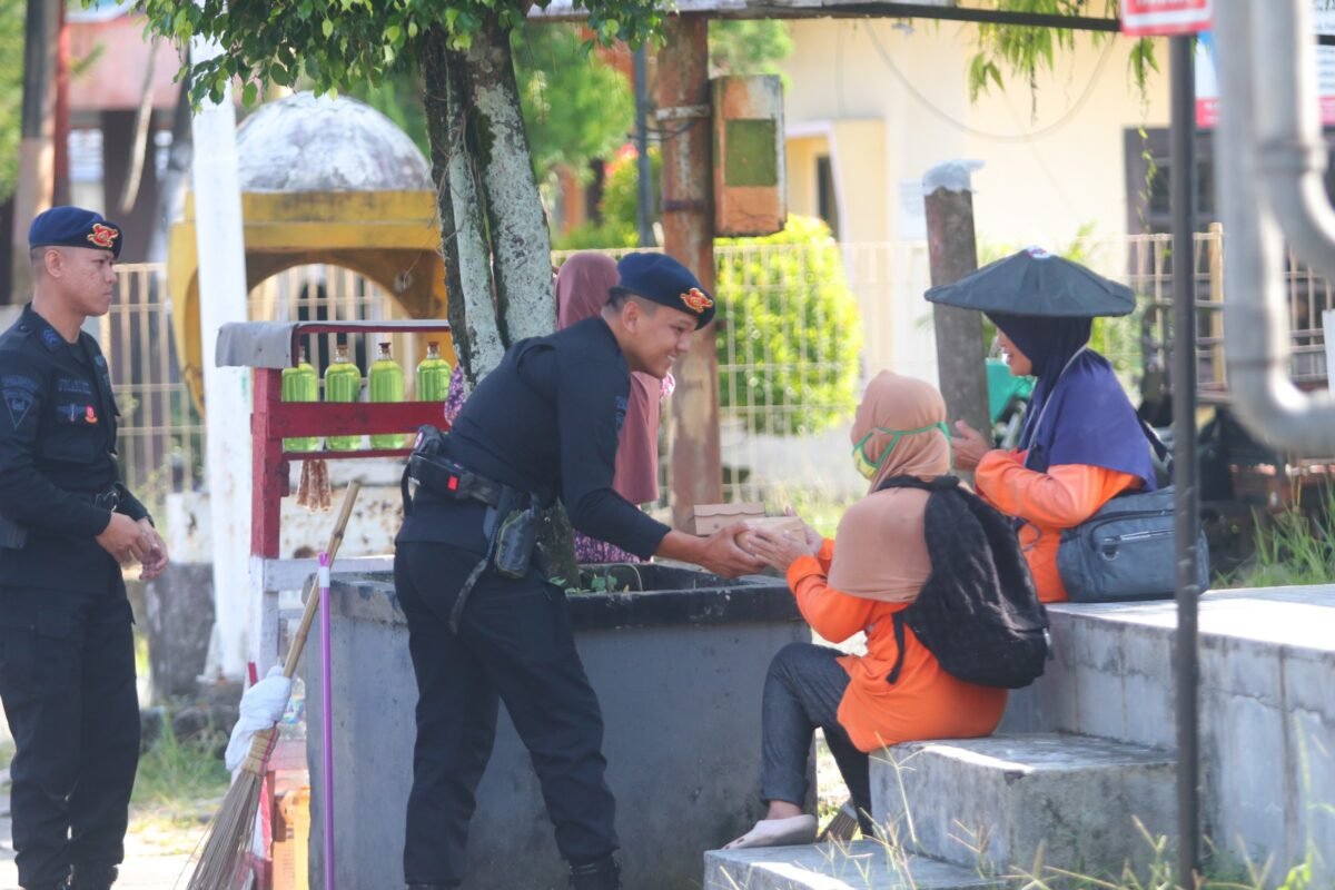 Personel Satbrimob Polda Kaltara Bagikan Paket Makanan di Kota Tarakan, Sasar Ojek hingga Petugas Kebersihan