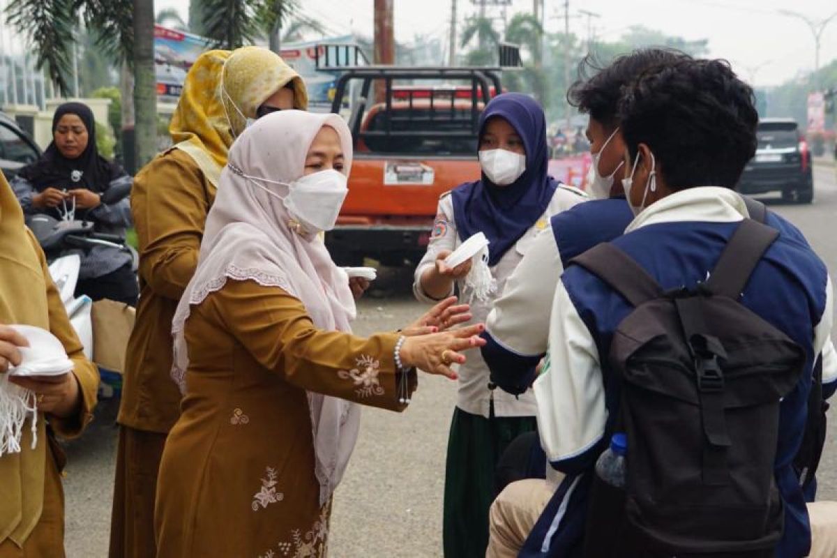 Pemkab Dharmasraya Bagikan 5.000 Masker, Perpanjang PJJ Dua Hari akibat Kabut Asap