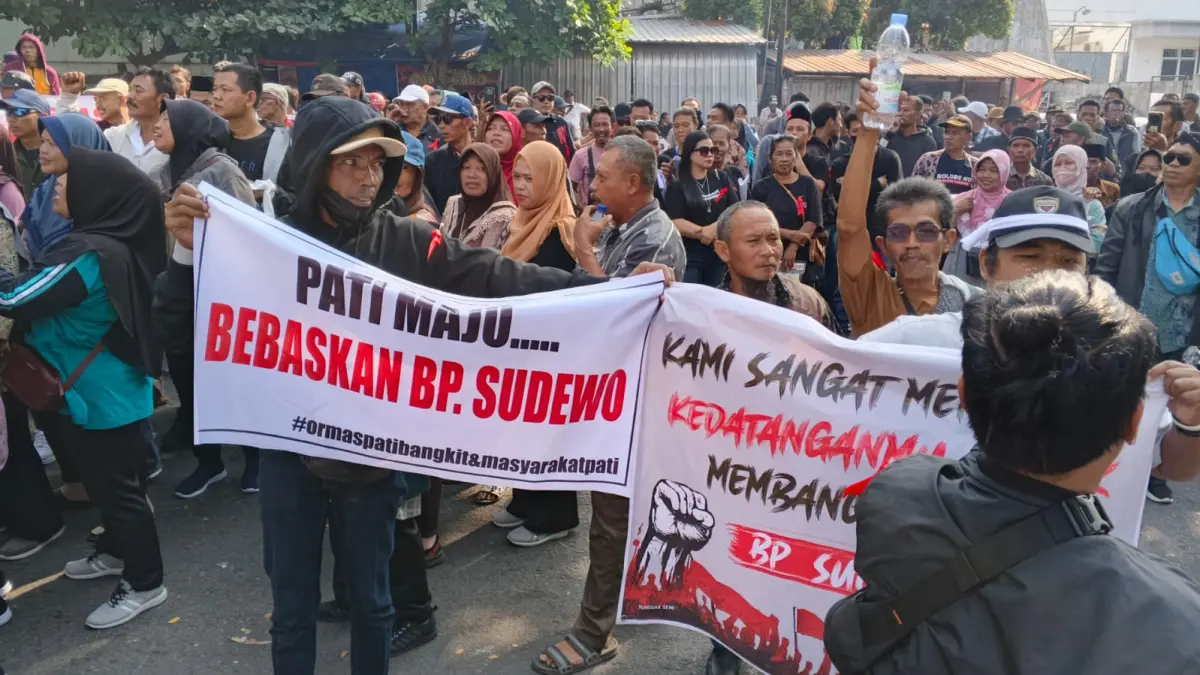 Ratusan Pendukung Eks Bupati Pati Sudewo Kepung Pengadilan Tipikor Semarang, Minta Vonis Bebas