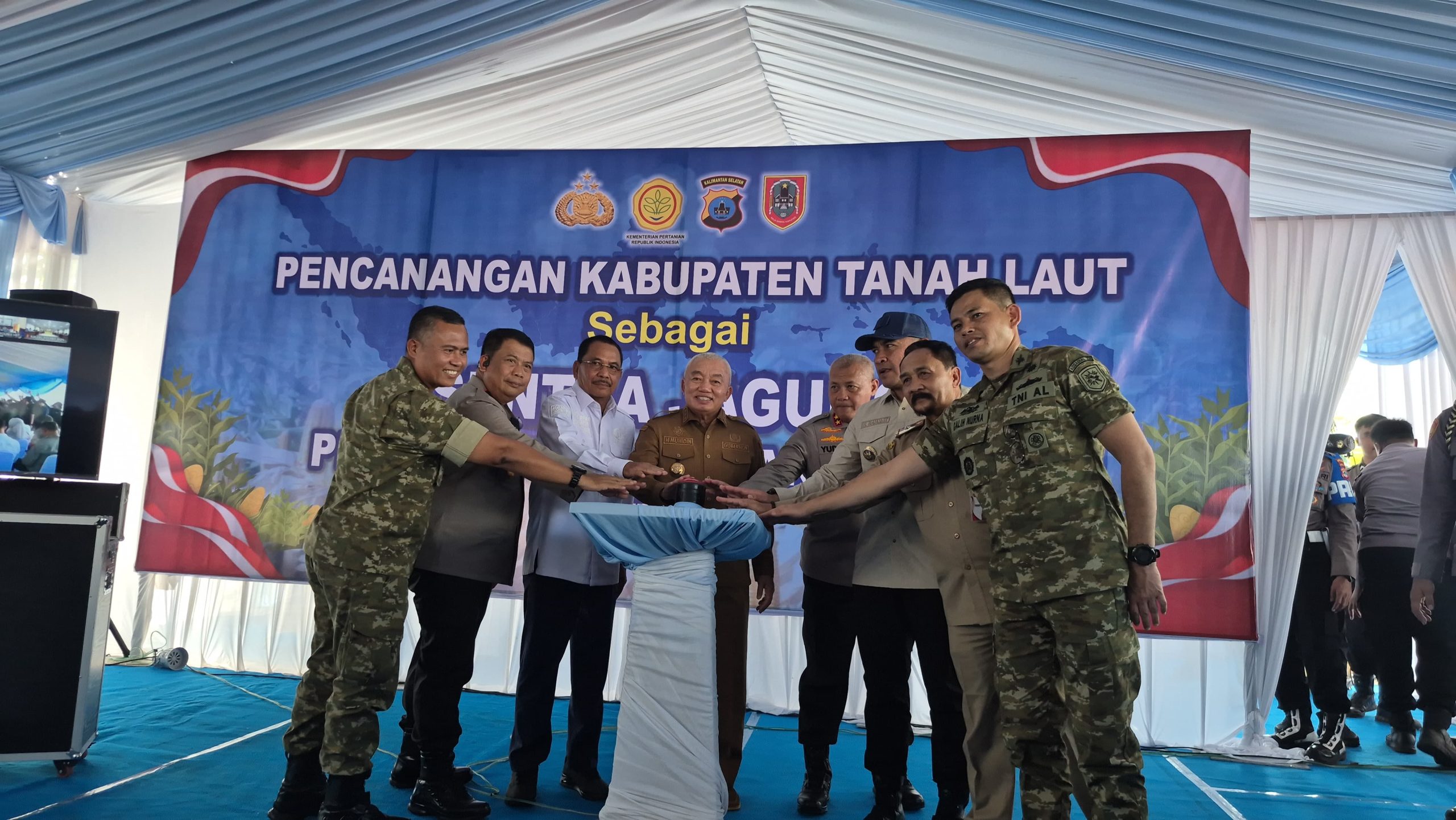 Sah Jadi Sentra Jagung Kalsel, Pemprov dan Polda Serahkan 4 Mesin Panen ke Petani Tanah Laut