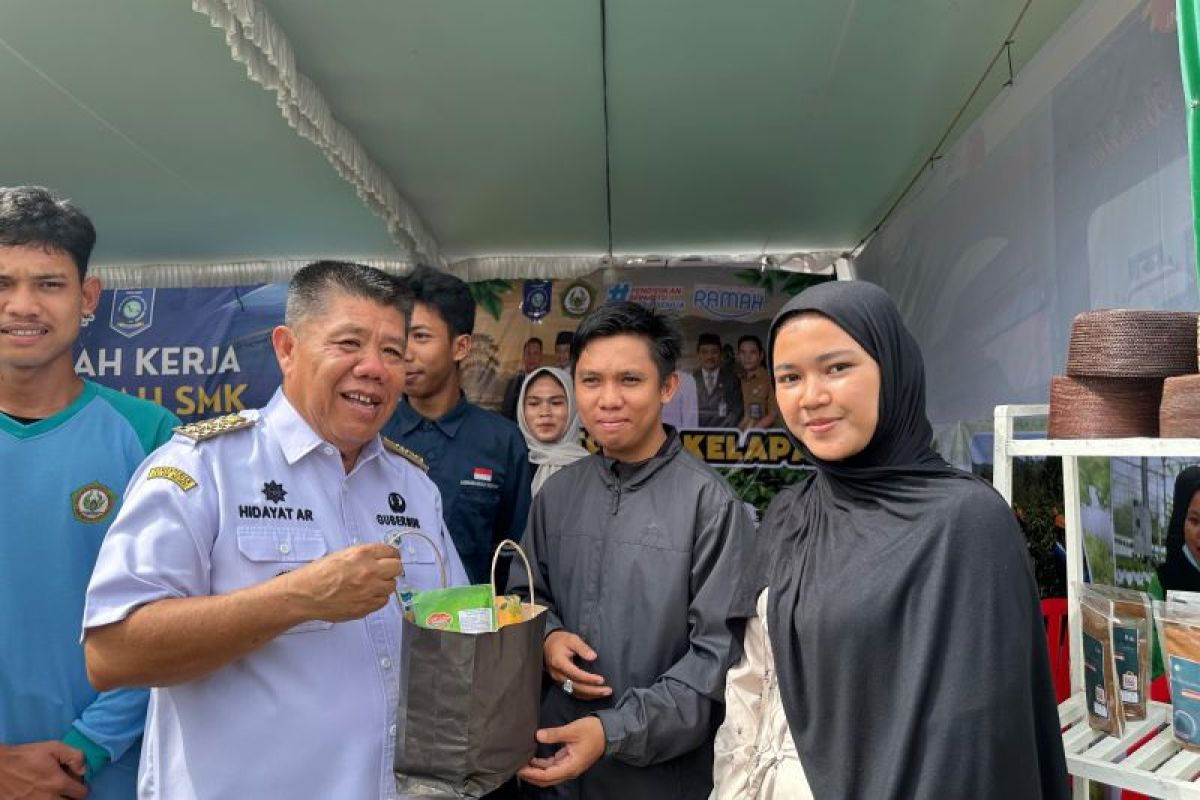 Gubernur Babel Hidayat Arsani Borong Produk Siswa di Pameran LKS dan FLS3N Pangkalpinang, Bentuk Dukungan ke Wirausaha Muda