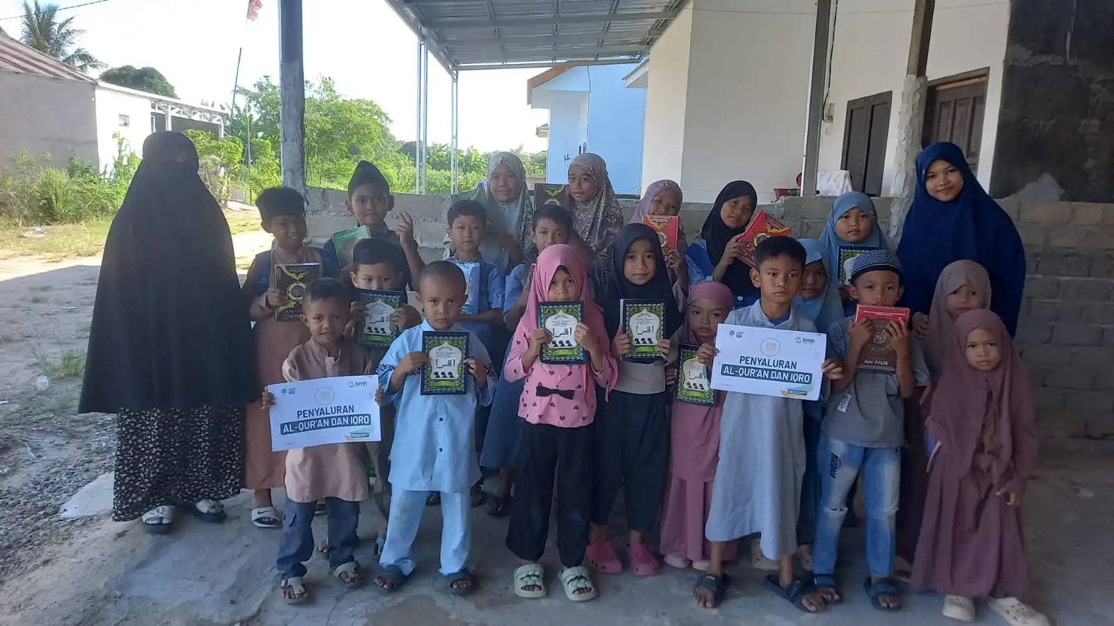 LAZNAS BMH Kaltara Salurkan Mushaf Al-Qur’an dan Buku Iqro ke 30 Santri di Tarakan Utara