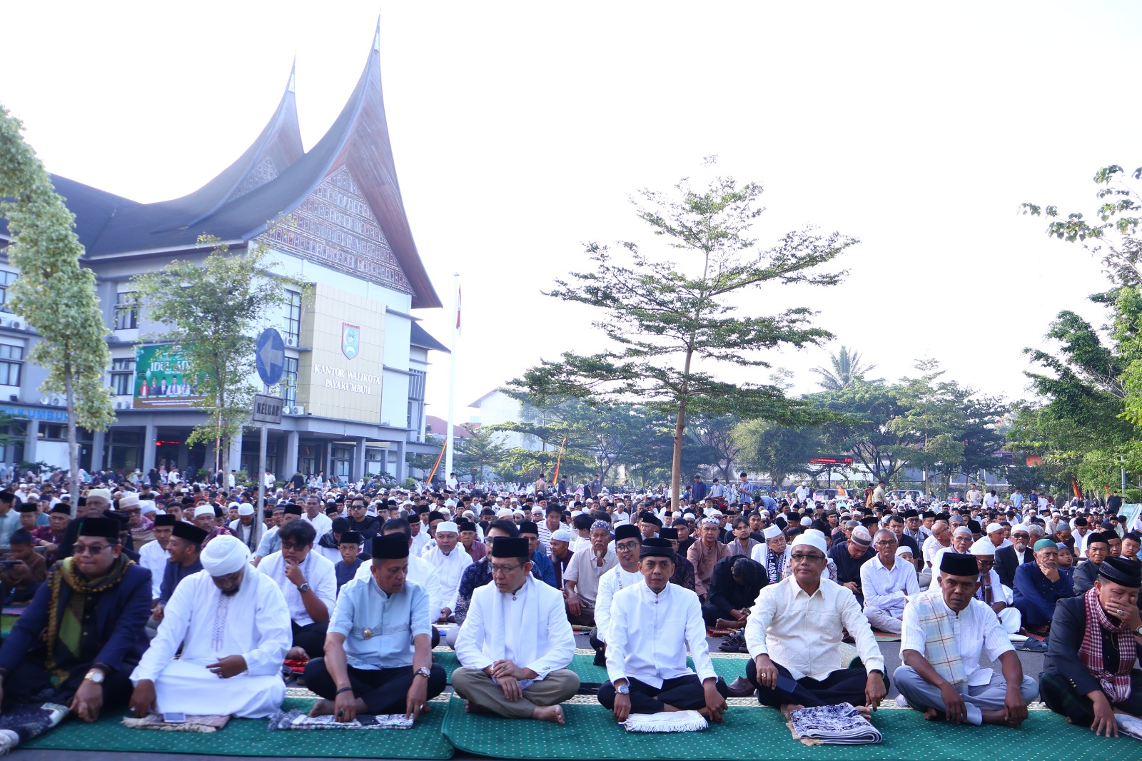 Ribuan Jamaah Padati Halaman Balaikota Payakumbuh Salat Idul Adha, Wali Kota Ajak Perkuat Kepedulian Sosial