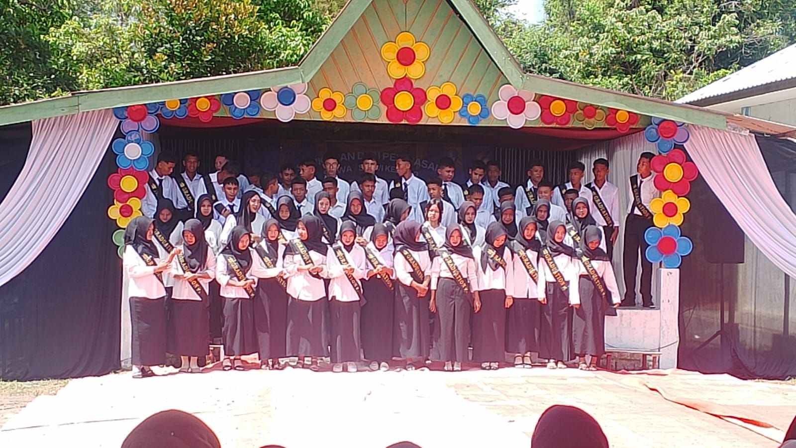 Haru Perpisahan SMPN 2 Senayang, 55 Siswa Kelas IX Dilepas dengan Tangis dan Peluk Guru di Lingga