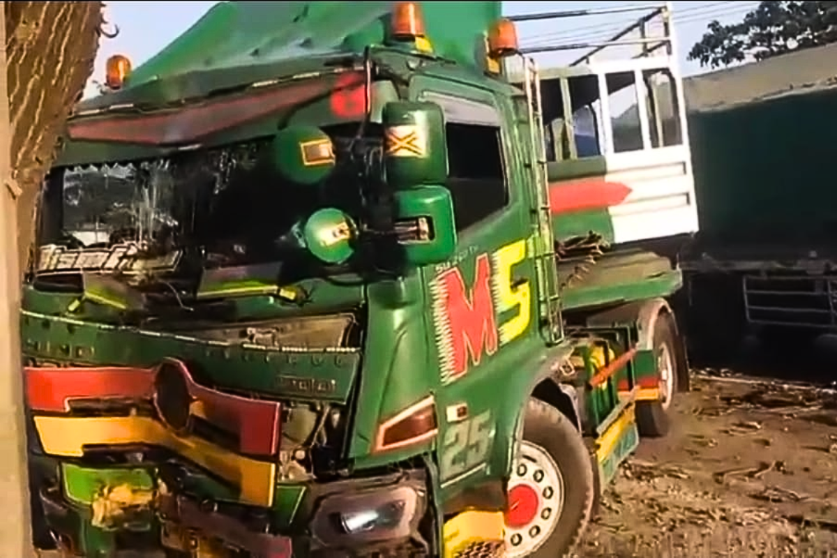 Truk Tractor Head Oleng Tabrak Median di Pantura Losari Cirebon, Adu Banteng dengan Truk Hino hingga Ringsek