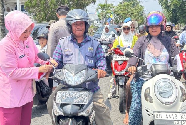 Polres Bungo Bagikan 200 Bendera Merah Putih ke Masyarakat, Kapolres Ajak Warga Kibarkan Jelang HUT ke-81 RI