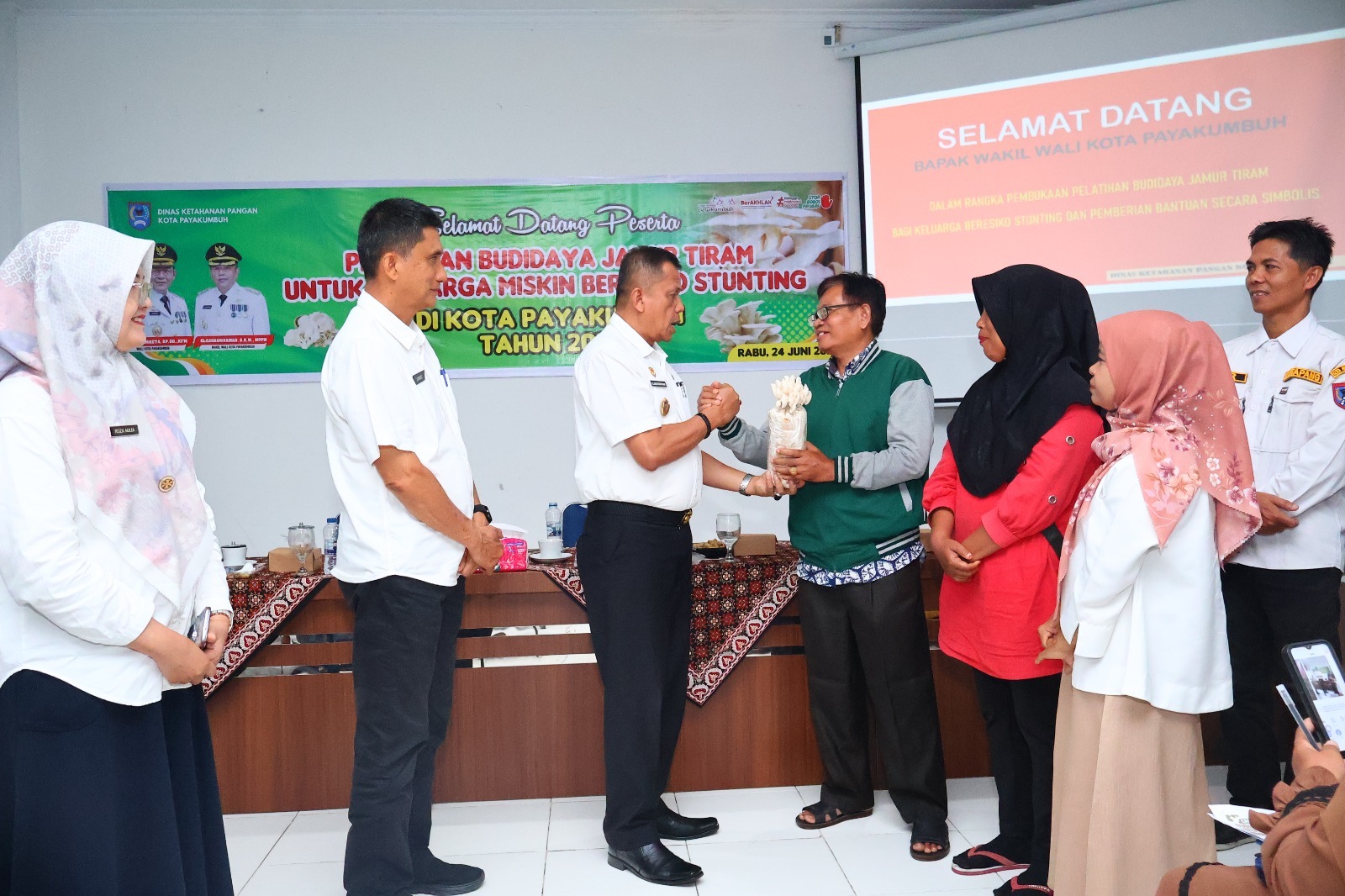 Pemkot Payakumbuh Salurkan 6.000 Baglog Jamur Tiram ke Keluarga Miskin Berisiko Stunting di 4 Kelurahan