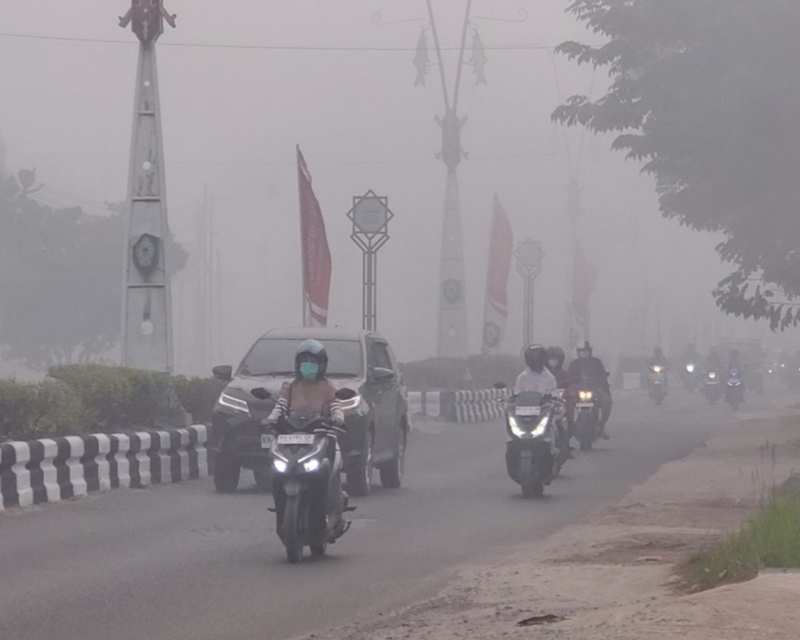 Kabut Asap Pekat Selimuti Sampit, AQI Tembus 160, Warga Tunda Antar Anak ke Sekolah