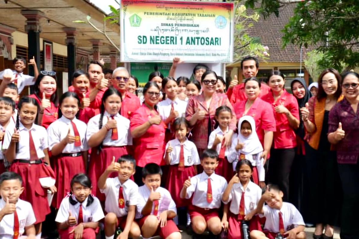 Bunda Rai Bagikan 85 Paket Menu Ikan ke Siswa SD di Tabanan, Gencarkan Edukasi Gizi Cegah Stunting