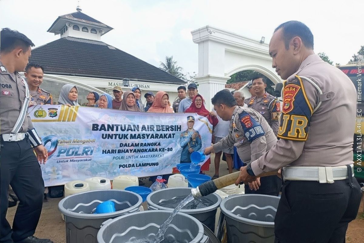 Ditlantas Polda Lampung Salurkan 16.000 Liter Air Bersih untuk 100 KK di Dua Dusun Pesawaran