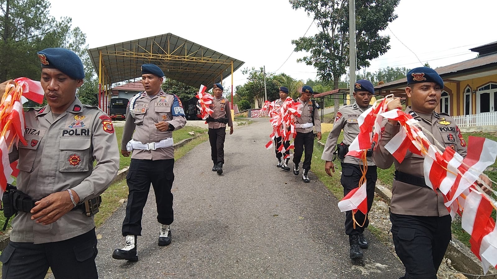 Polda Aceh Bagikan 6.000 Bendera Merah Putih untuk Warga dan BRA Jelang HUT ke-81 RI