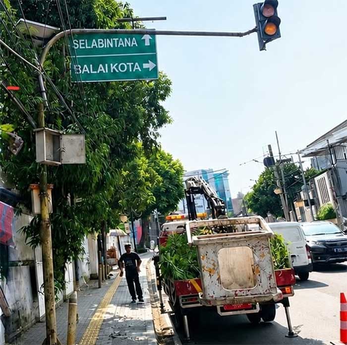 Dishub Kota Sukabumi Poles Rambu Lalu Lintas di Jalan Suryakencana, Ini Tujuannya