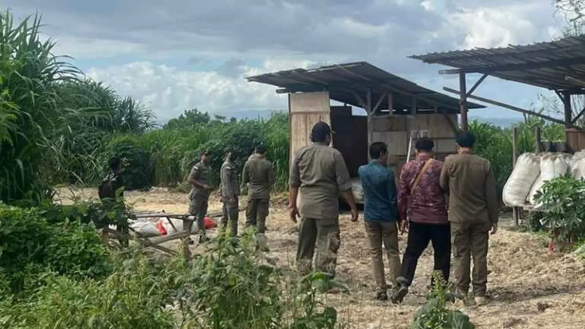 Bau Busuk Jemuran Bulu Ayam di Watu Klotok Bikin Mual dan Muntah, Satpol PP Klungkung Segel Paksa Usaha Milik Oknum Polisi