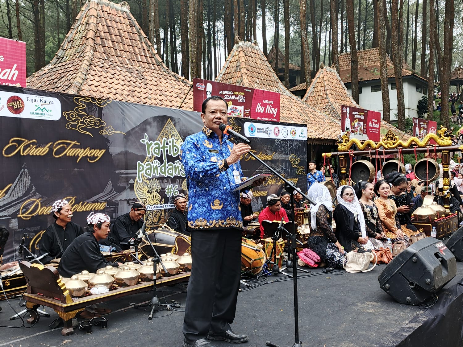Ratiban Pandansari Brebes: Ribuan Warga Larung Tumpeng ke Telaga Ranjeng, Syukuri Hasil Bumi