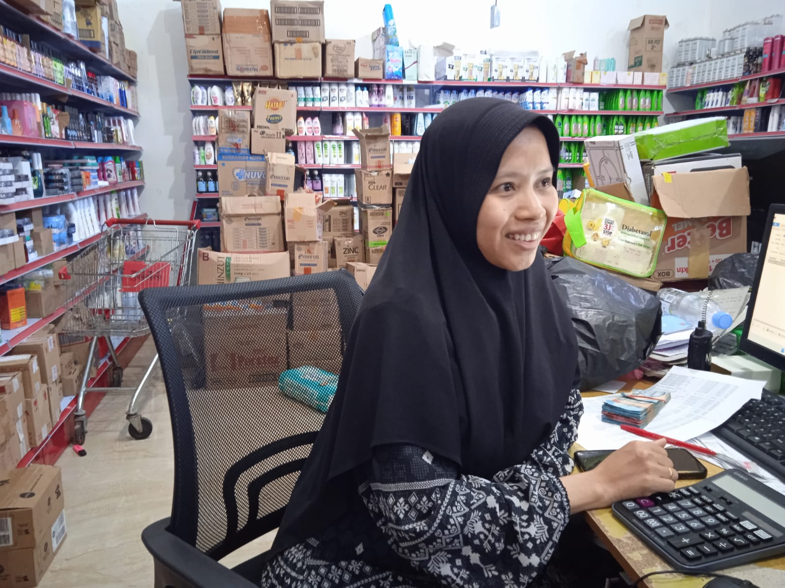Toko Devon di Natuna Andalkan Status WhatsApp untuk Promosi Produk dan Informasi Harga, Hadapi Kendala Pasokan Barang