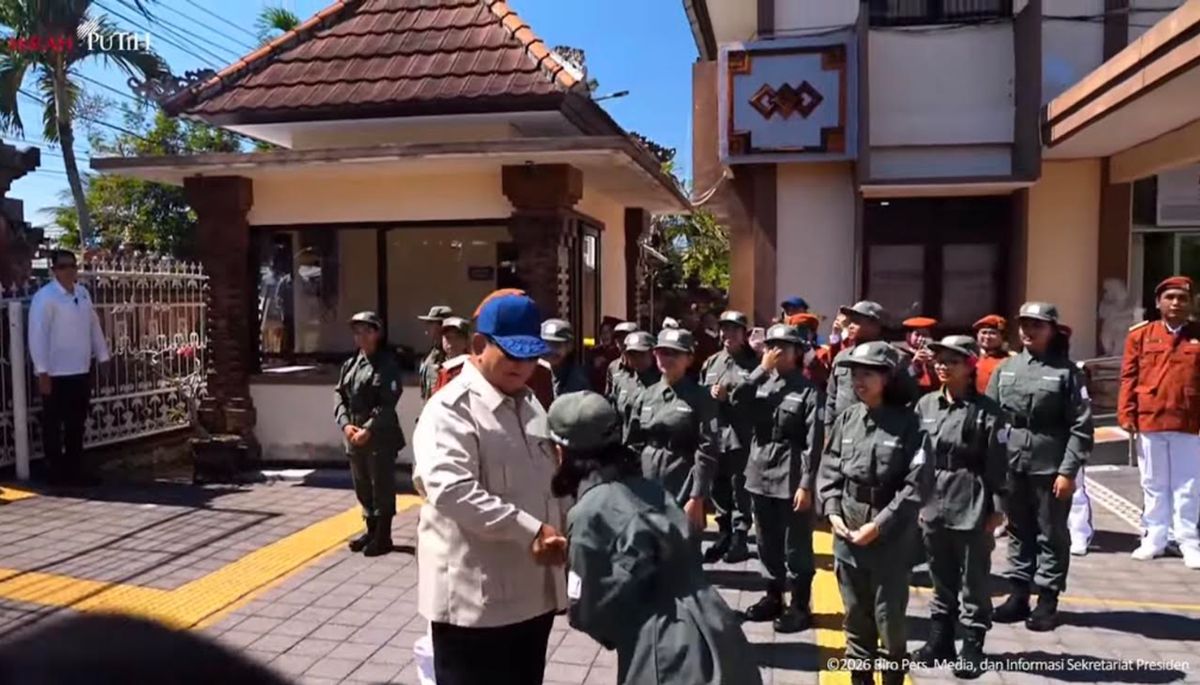 Presiden Prabowo Tinjau SRMP 17 Tabanan, Disambut Yel-Yel dan Tari Kecak oleh Siswa