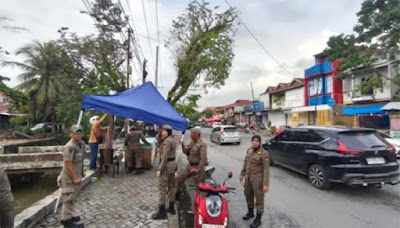 Satpol PP Padang Amankan Belasan Lapak PKL di Depan Puskesmas Alai, Trotoar Kembali Difungsikan
