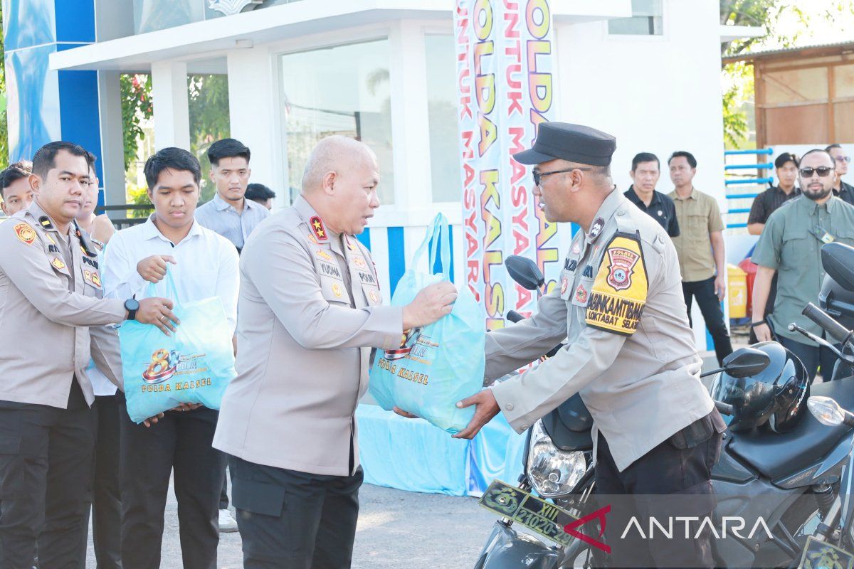 Kapolda Kalsel Bagikan 2.244 Paket Sembako ke Rumah Warga di Banjarmasin, Banjarbaru, dan Banjar