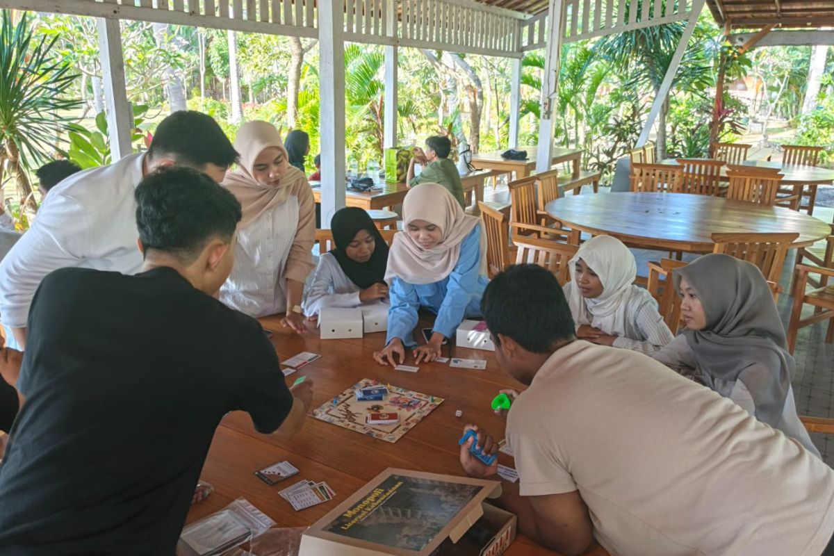 Tim FMIPA Unhas Ajak Siswa SMA di Selayar Belajar Adaptasi Perubahan Iklim Lewat Permainan Monopoli