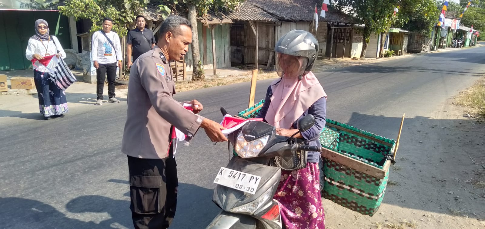 Polsek Ngawen Blora Bagikan Bendera Merah Putih ke Warga, Kapolsek Ajak Kibarkan saat HUT ke-81 RI