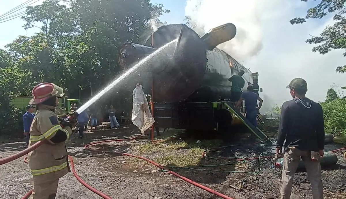 Percikan Las Saat Pemotongan Cerobong Bekas di Kaliwungu Kendal Picu Kebakaran, 2 Unit Damkar Dikerahkan