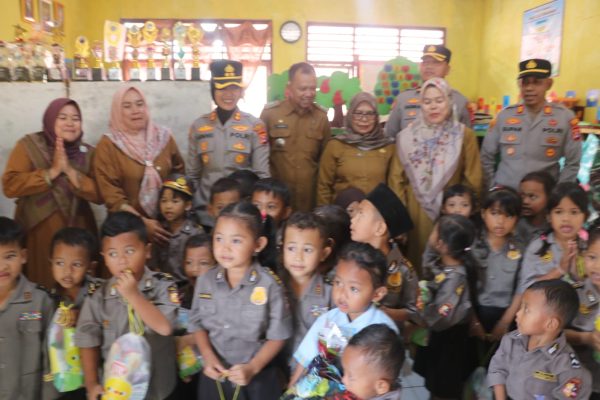 Kapolres Lebak AKBP Arninsi Kunjungi PAUD Izzaturrahman di Gunung Kencana, Kenalkan Polisi sebagai Sahabat Anak