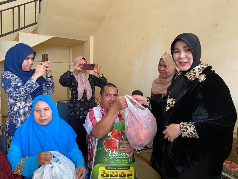Wali Kota Banda Aceh Illiza Salurkan Bantuan Sembako ke 218 Difabel Jelang Idul Adha