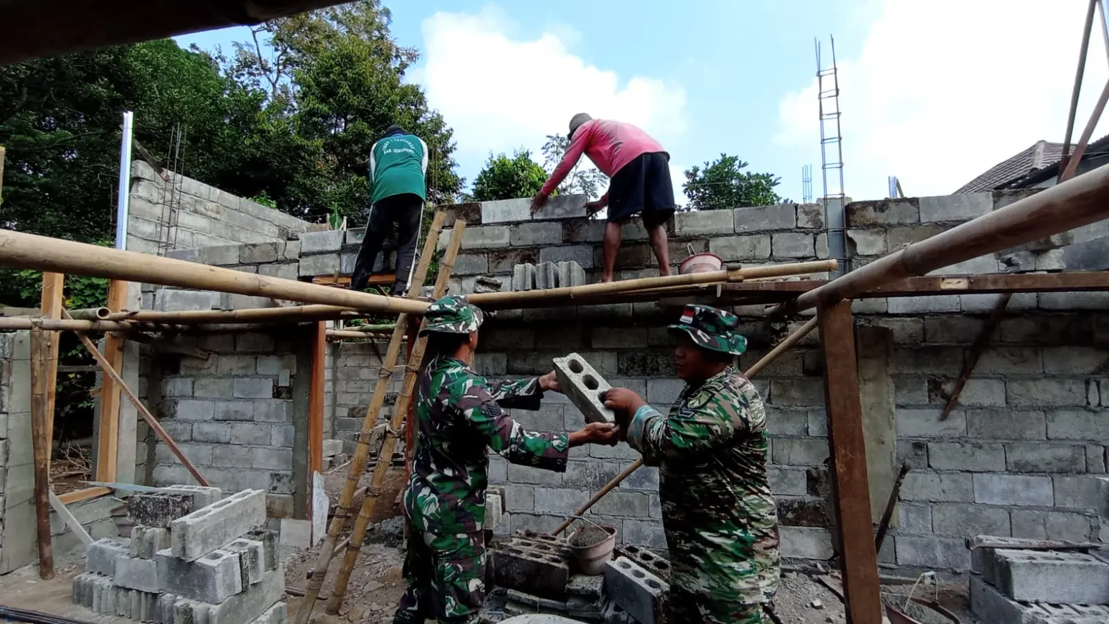 Satgas TMMD Reg ke-129 dan Warga Kerja Bakti Angkat Batako Percepat Rehabilitasi RTLH di Sumsel