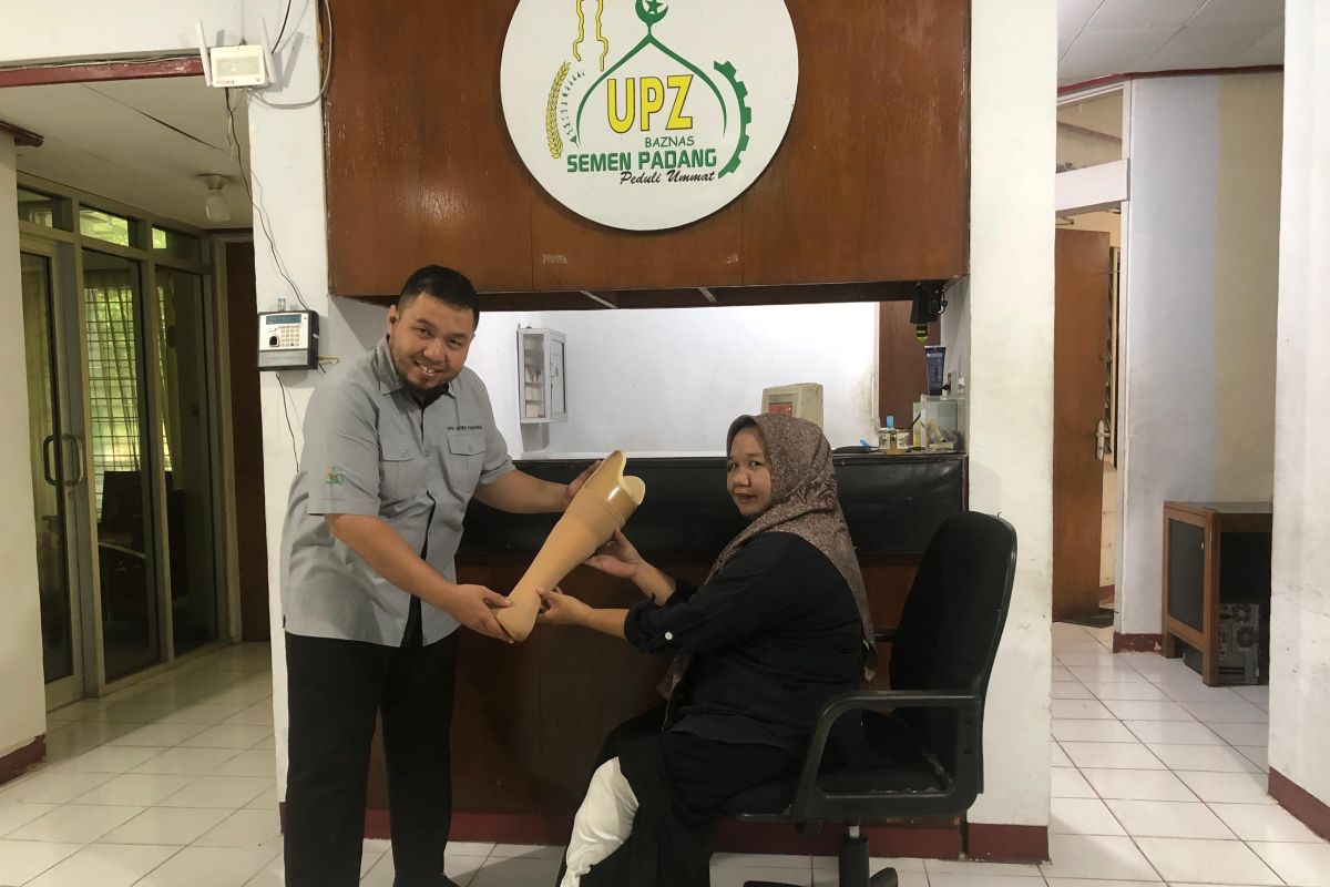 UPZ BAZNAS Semen Padang Serahkan Kaki Palsu ke Warga Pauh, Rahma Hatta Kini Bisa Kembali Berjualan Ayam