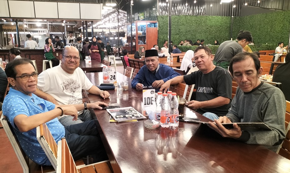 Warung Kopi Wak Dollah di Medan Jadi Ruang Jeda Warga Bersilaturahmi di Tengah Harga Sembako yang Naik