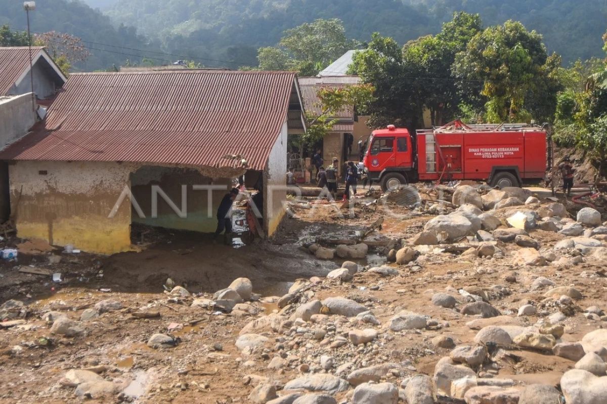 Damkar Bersihkan Material Banjir Bandang di Perumahan Nuansa Griya Arosuka Solok, Warga Butuh Relawan Tambahan