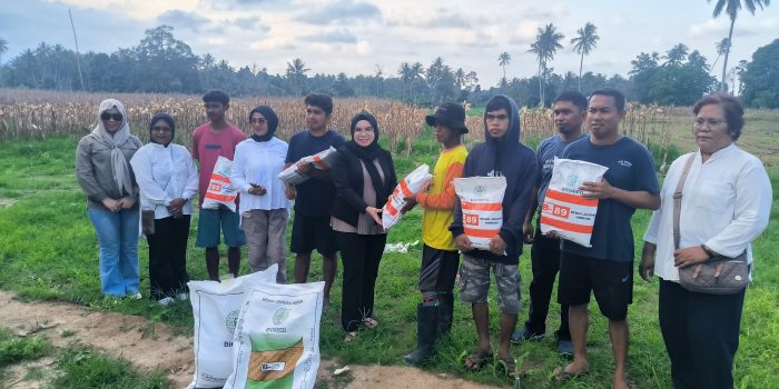 Anggota DPRD Parigi Moutong Selpina Basrin Salurkan Bibit Jagung ke Petani Lobu Mandiri, Dukung Program Ketahanan Pangan Nasional