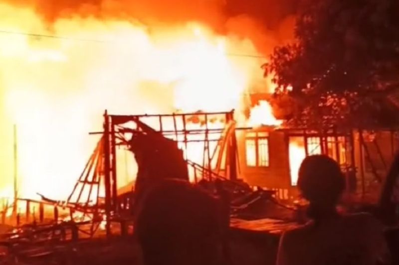Kebakaran di Kapuas Murung Hanguskan 6 Rumah, Barak 6 Pintu, dan Gedung Bulu Tangkis, Tak Ada Korban Jiwa
