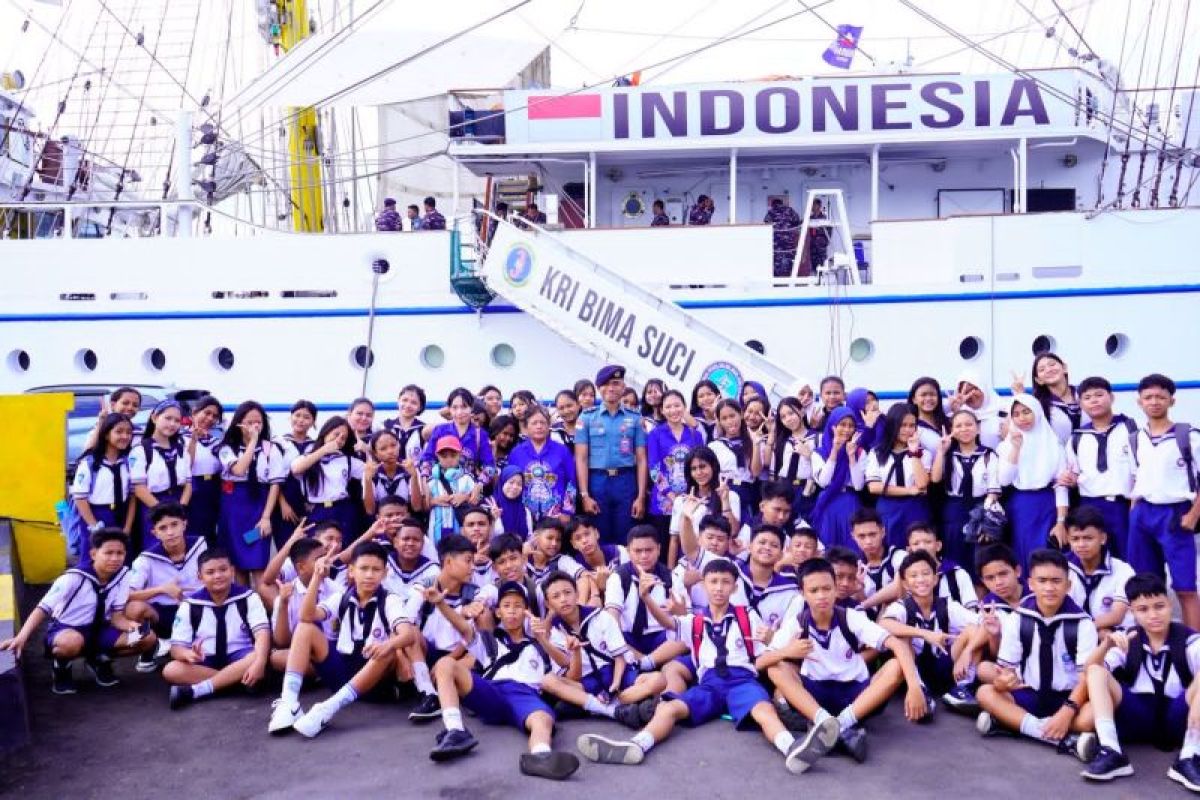 Kodaeral VIII Ajak Siswa SMP Hang Tuah Manado Naik KRI Bima Suci, Tanamkan Jiwa Bahari Sejak Dini