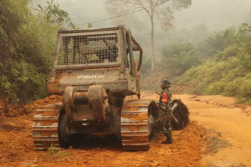 TNI AD Buka Jalan Antardesa Tumbang Atei–Tumbang Baraoi di Katingan, Bangun Sumur Bor SMPN 2 Sanaman Mantikei