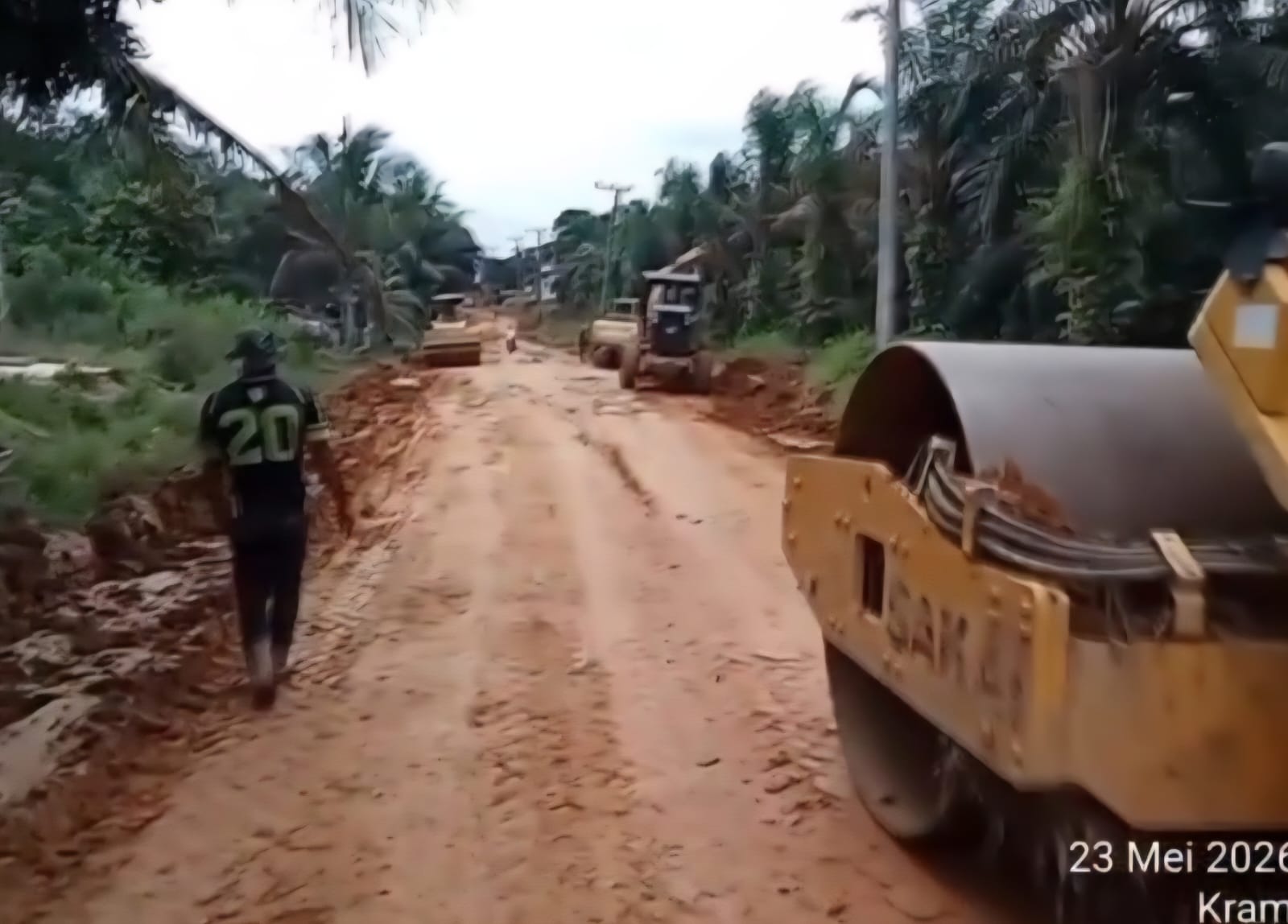 Bupati Muba Toha Tohet Turun Tangan Perbaiki Jalan Keramat Jaya, Warga Sungai Keruh Beri Apresiasi