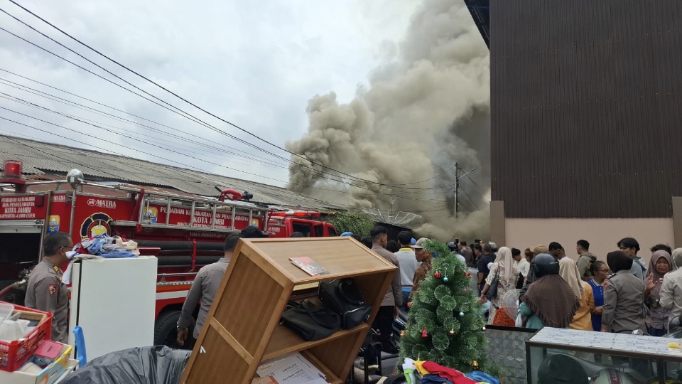 Asrama Polisi di Belakang Polda Jambi Terbakar, Personel dan Warga Panik Evakuasi Barang Berharga