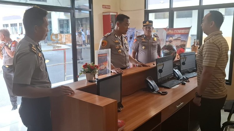 Kapolres Bitung Inspeksi Mendadak SPKT dan Call Center 110, Pastikan Pelayanan Prima untuk Masyarakat