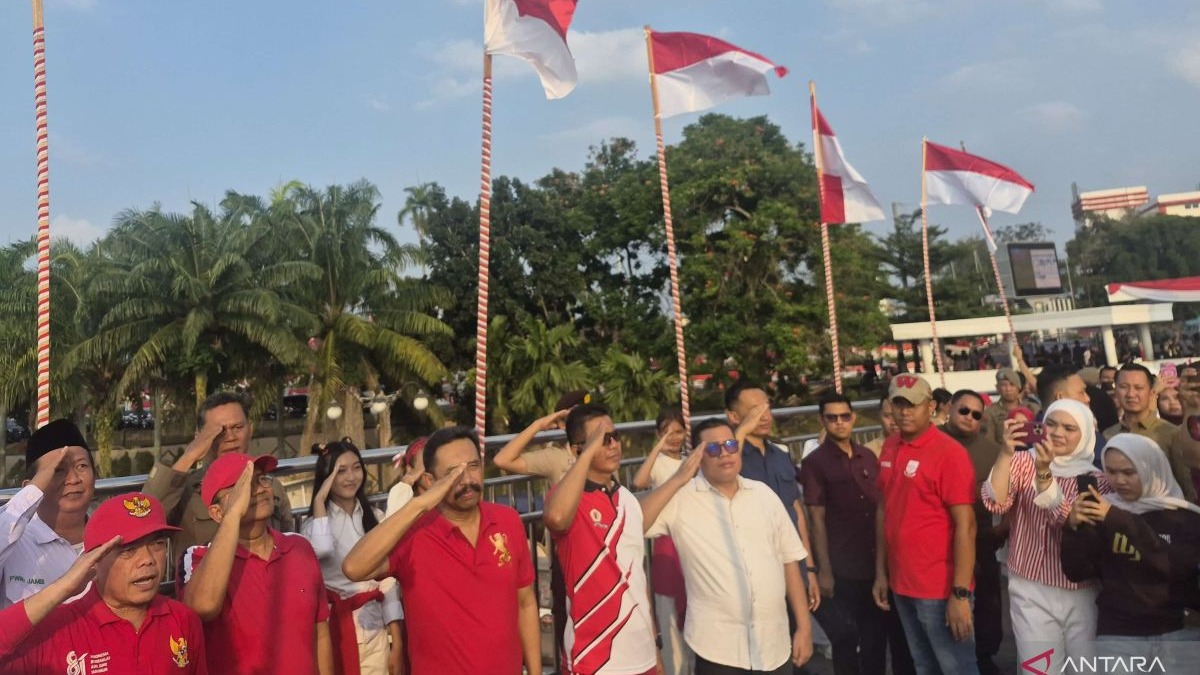 Peringati HUT ke-81 RI, Pemprov Jambi Pasang Seribu Bendera Merah Putih di Jembatan Gentala Arasy