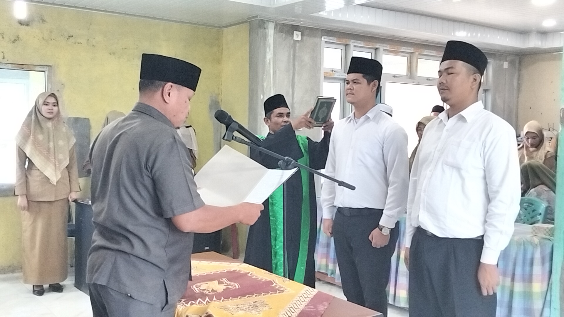 Walinagari Lubuktarok Zuariatman Lantik Dua Kepala Jorong di Sijunjung, Camat Ingatkan Kinerja Maksimal