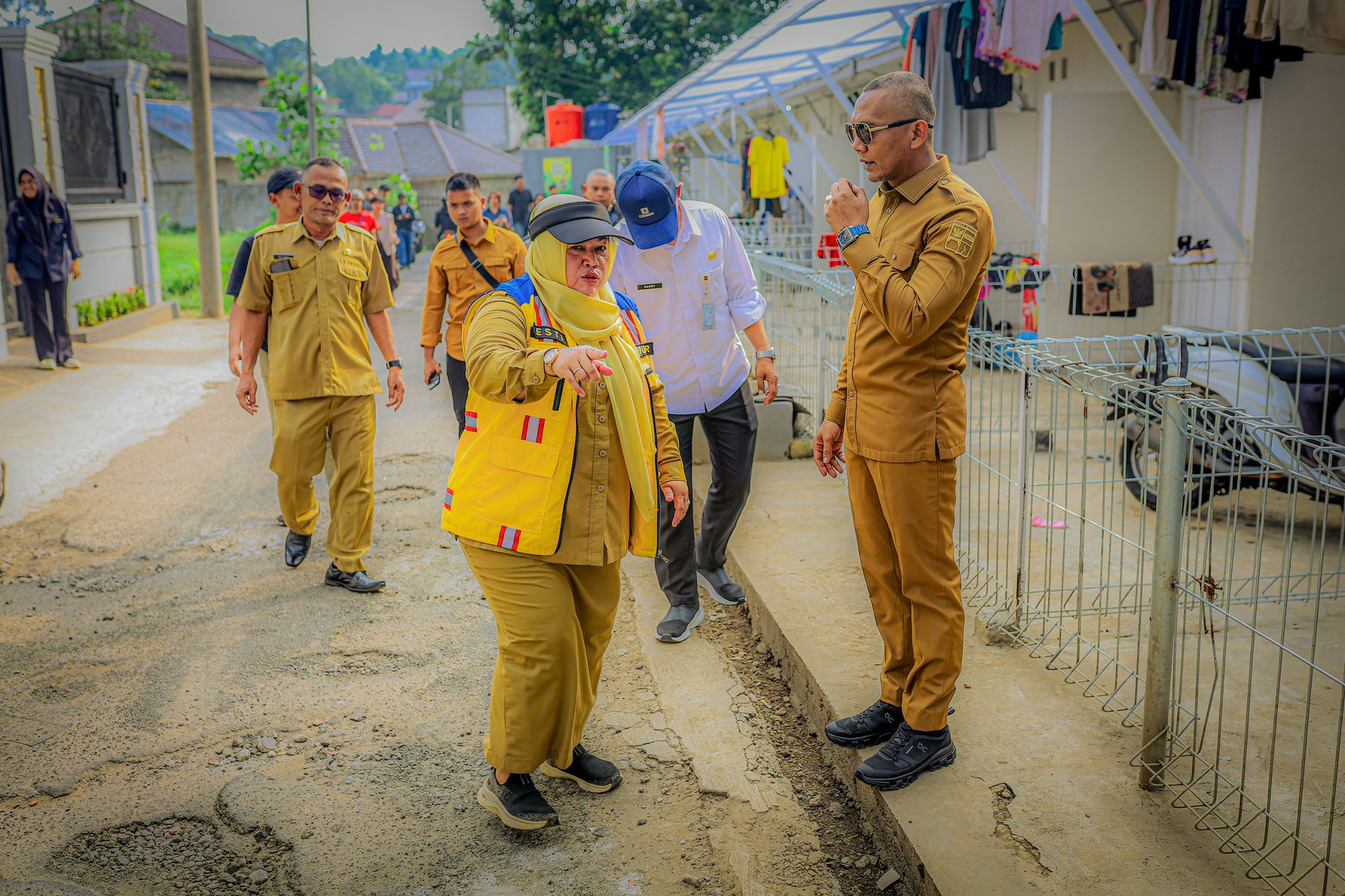 Sidak Jalur Alternatif Batutulis, Wakil Wali Kota Bogor Temukan Jalan Rusak Parah Akibat Drainase Tersumbat