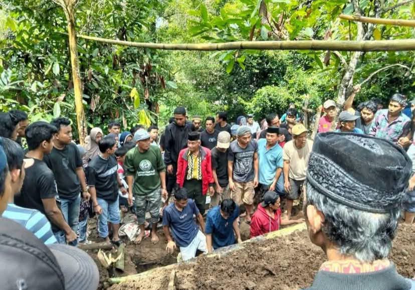 Anak Yatim Piatu Korban Amuk Massa di Morowali Dimakamkan Berdampingan Makam Ayah, Keluarga Minta Polisi Tindak Tegas Pelaku