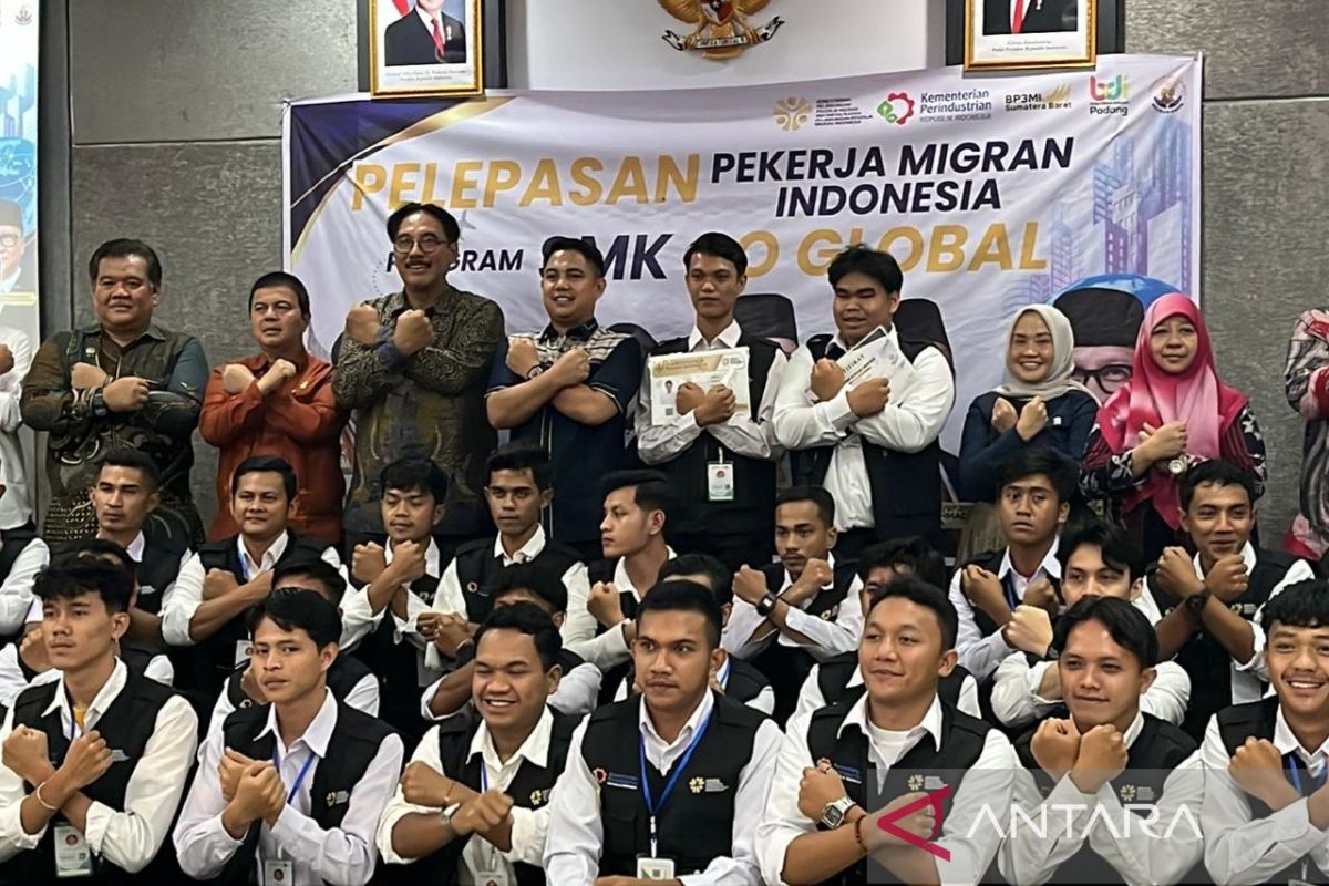 Wamen P2MI Lepas 40 Pekerja Asal Sumbar ke Malaysia Lewat Program SMK Go Global