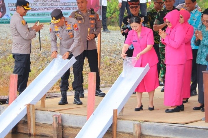 Kapolda Kaltara Irjen Agus Wijayanto Tinjau Tana Tidung, Tebar Bibit Ikan hingga Bagikan Bansos ke Korban Kebakaran