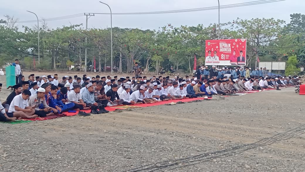 Bupati Mamuju Tengah Pimpin Salat Istisqa di Halaman Kantor Bupati, Ribuan Warga Ikut Memohon Hujan