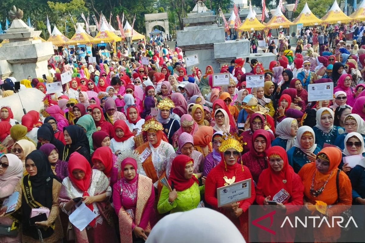 Ribuan Perempuan di Palembang Ramaikan Parade Kebaya di Jembatan Ampera, Catat Rekor MURI