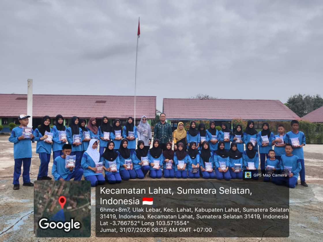 Bupati dan Wakil Bupati Lahat Bagikan 1.440 Buku Tulis ke 144 Siswa Baru SMPN 8 Lahat, Ini Pesannya