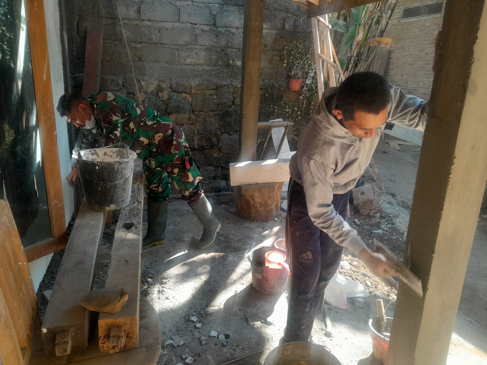 TMMD Reguler ke-129 Kodim 0714/Salatiga Rehabilitasi Rumah Sunarji di Tengaran, Pengacian Tiang Teras Hampir Rampung